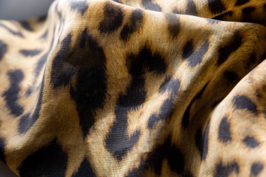 Gün ışığında katlanmış çita eşarbı.