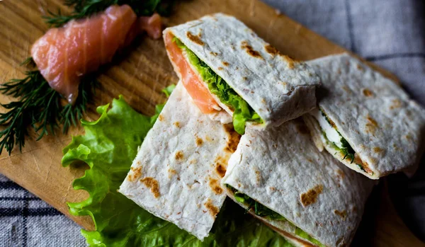 Gesundes Essen Fladenbrot Vorspeise Tartilla Mit Weichkäse Dill Und Salat — Stockfoto