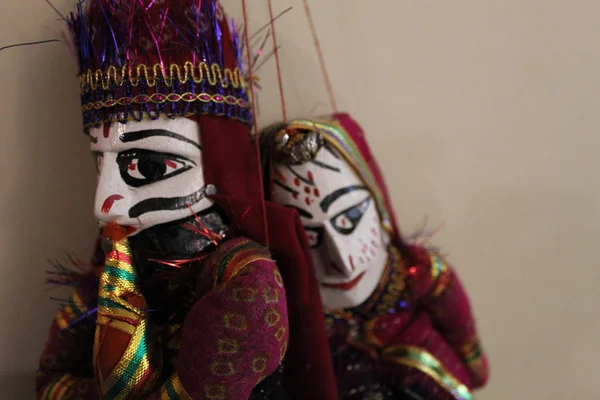 İp kuklaları (Kathputli) Jaipur 'da şehir sarayının dışındaki bir dükkanda sergilendi. Bu tür kuklacılık Rajasthan 'a özgüdür ve hikaye anlatma ve halk müziği yoluyla yaygın bir eğlence biçimidir..