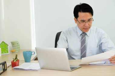 Coronavirus. Evden çalışan bir iş adamı şık giyiniyor. Evden çalışmak.