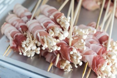 Altın iğneli mantarlı pastırma. Sokak yemeği çubukta yuvarlandı. Sokak yemeği..