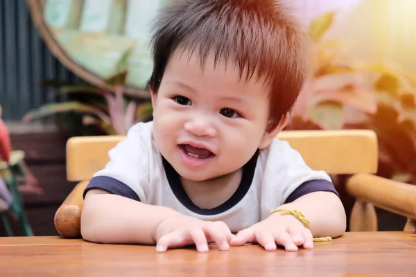 Niño Lindo Sentado Silla Con Cara Sonriente Concepto Personas — Foto de Stock