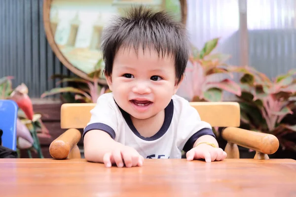 Petit Garçon Mignon Assis Sur Chaise Avec Visage Souriant Concept — Photo