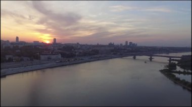 Şehir nehri güzel bir günbatımının arkaplanına karşı.