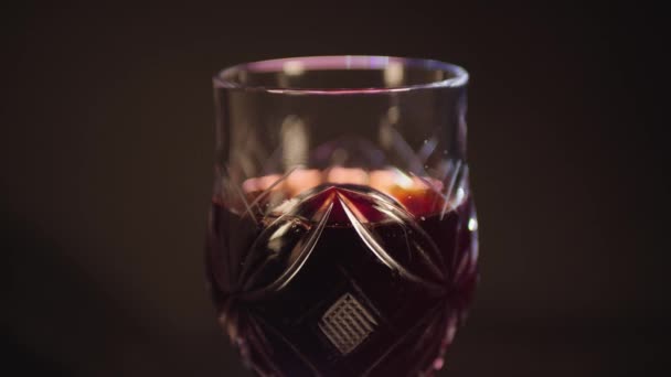 Bicchiere Vino Rosso Sfondo Nero Con Getto Colore — Video Stock