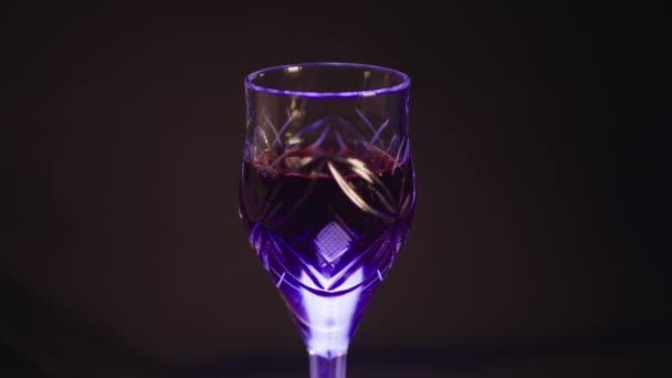 Verre Vin Rouge Sur Fond Noir Avec Une Coulée Couleur — Video