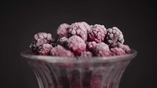 Gefrorene Himbeeren Einem Glas Auf Schwarzem Hintergrund Mit Farbtönen — Stockvideo