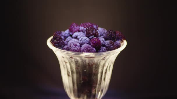 Frambuesas Congeladas Vaso Sobre Fondo Negro Con Matices Color — Vídeos de Stock