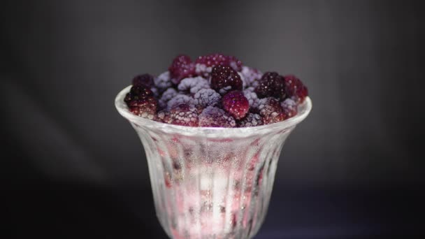 Gefrorene Himbeeren Einem Glas Auf Schwarzem Hintergrund Mit Farbtönen — Stockvideo