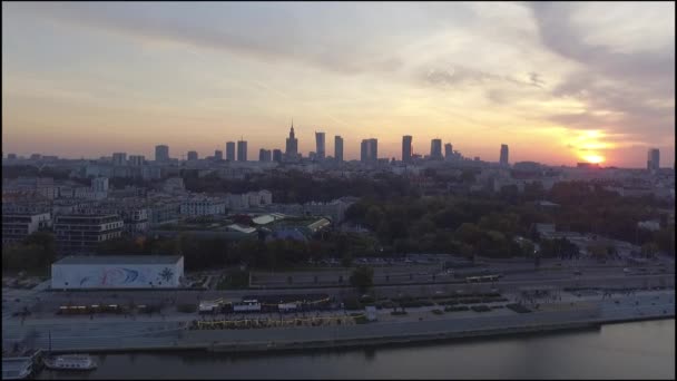 Ville sur le fond d'un magnifique coucher de soleil .