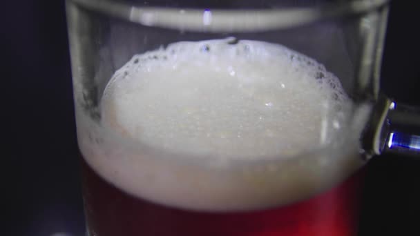 Tasse Bière Froide Sur Fond Noir — Video