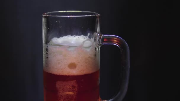 Tasse Bière Froide Sur Fond Noir — Video