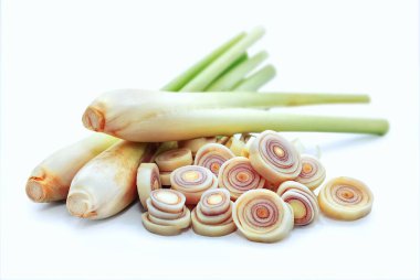 Beyaz arkaplanda taze limon otu izole edildi