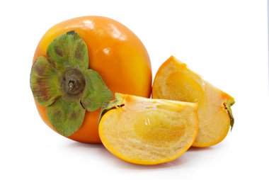 Beyaz arkaplanda taze hurma meyvesi izole edildi