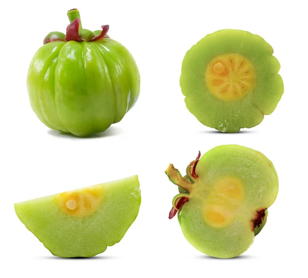 Garcinia atroviridis meyvesi beyaz arkaplanda izole