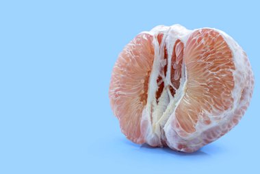 Beyaz arka planda izole edilmiş Pummelo veya pomelo greyfurtu