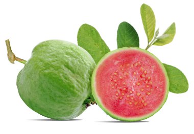 beyaz arkaplanda izole edilmiş taze guava meyvesi