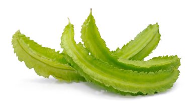 Taze kanatlı fasulye beyaz arkaplanda izole edildi