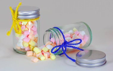 Beyaz bardakta izole edilmiş şekerlemeler.