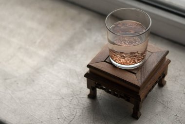 Keten tohumları filizlenmek için suyla birlikte bir bardağa koyulur.
