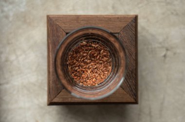 Keten tohumları filizlenmek için suyla birlikte bir bardağa koyulur.