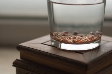Keten tohumları filizlenmek için suyla birlikte bir bardağa koyulur.