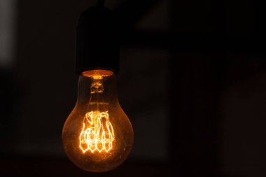 Karanlık bir arka planda Edison lambası