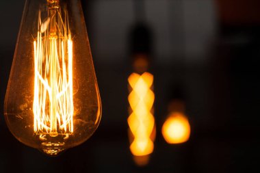 Karanlık bir arka planda Edison lambası