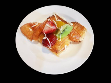 Siyah arka planda meyveli ekmek