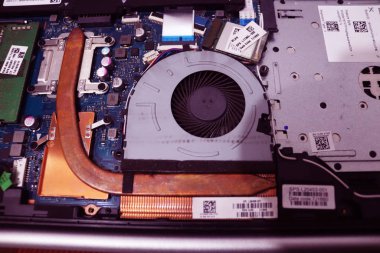 Bulunduğunda dizüstü bilgisayarın tüm parçaları. Dizüstü bilgisayar pili, işlemci, sabit disk, Ram ve Fan.Bilgisayar onarım. Elektronik servis merkezi..