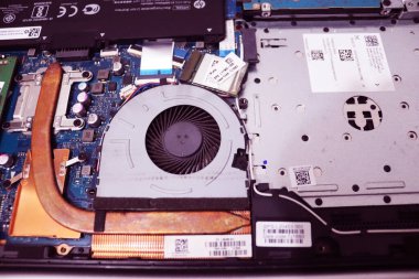 Bulunduğunda dizüstü bilgisayarın tüm parçaları. Dizüstü bilgisayar pili, işlemci, sabit disk, Ram ve Fan.Bilgisayar onarım. Elektronik servis merkezi..