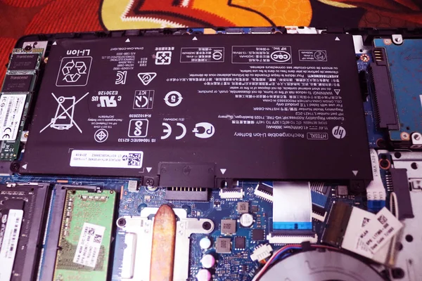 Bulunduğunda dizüstü bilgisayarın tüm parçaları. Dizüstü bilgisayar pili, işlemci, sabit disk, Ram ve Fan.Bilgisayar onarım. Elektronik servis merkezi..