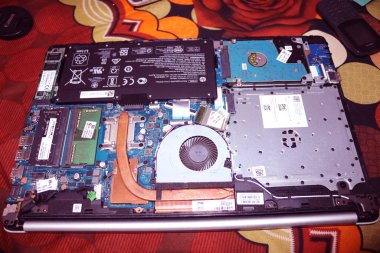 Bulunduğunda dizüstü bilgisayarın tüm parçaları. Dizüstü bilgisayar pili, işlemci, sabit disk, Ram ve Fan.Bilgisayar onarım. Elektronik servis merkezi..