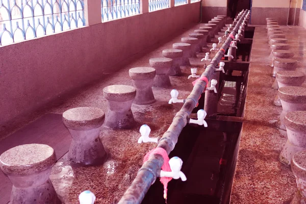 穆斯林祷告的告白。Fountains for ablution in the Carmichael College Mosque.Water Tab for Wadu.The Wudu or Ablution area for muslim.Ablution place inside a mosque.Jummah Masjid — 图库照片