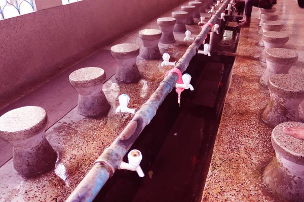 Мусульманська сліпота для молитви. Fountains for ablution in the Carmichael College Mosque.Water Tab for Wadu.The Wudu or Ablution area for muslim.Ablution place in a mosque.Jumma Masjid — стокове фото