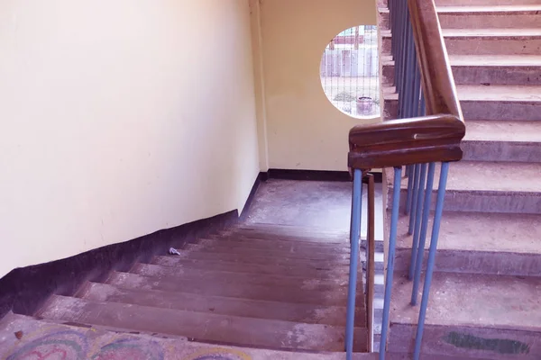 Rangpur, Bangladesh. 18 de fevereiro de 2020. Escadaria com trilhos de madeira.Escadas em um edifício moderno da Universidade Universitária.Luxo personalizado construído interior da casa. paredes brancas e uma escadaria. Escadaria espiral — Fotografia de Stock