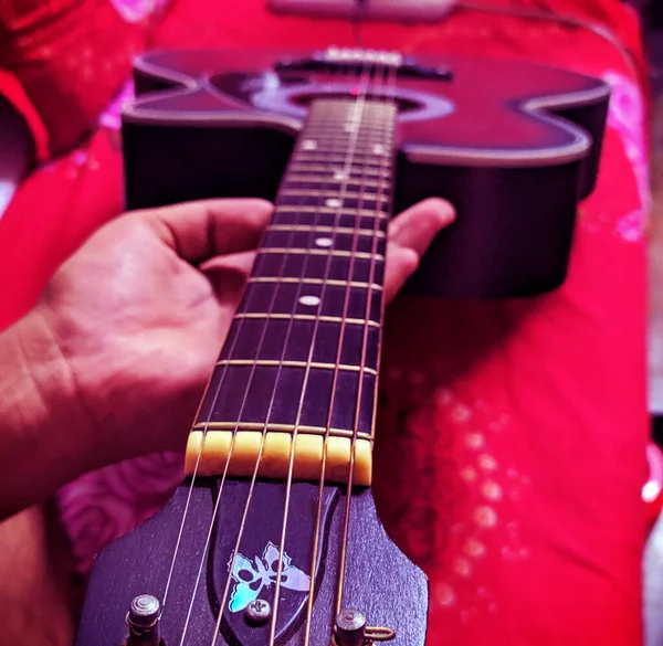 Gitar yakın çekim görüntüsü izole edildi. Müzik kayıt stüdyosu donanımı. Müzik konseptleri..