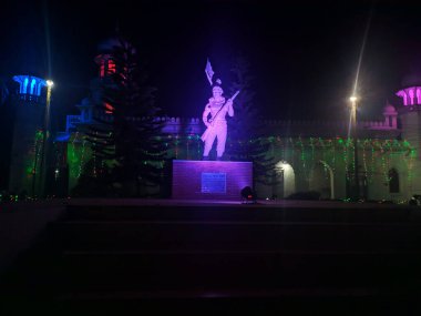 Heykel Gece Manzarası. Bangladeş Bağımsızlık Savaşı Anıtı Samira Khanom Shyamoli.Carmichael College Rangpur 'un ikonik görüntülerinden biri..