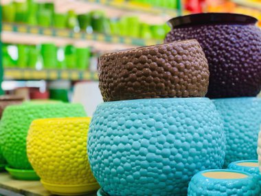 Mağazada çok renkli seramik saksılar. 