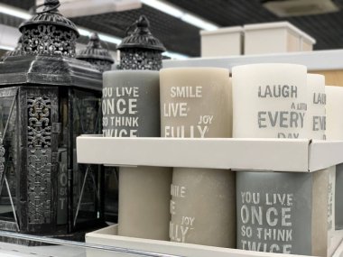 Mağazanın rafındaki dekoratif mumlar.. 