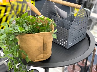 Çiçekçide bahçıvan aletleri..