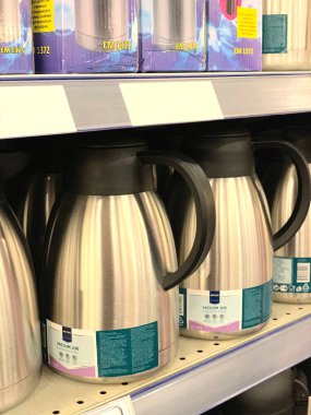 Mağaza rafında çeşitli metal aletler var..