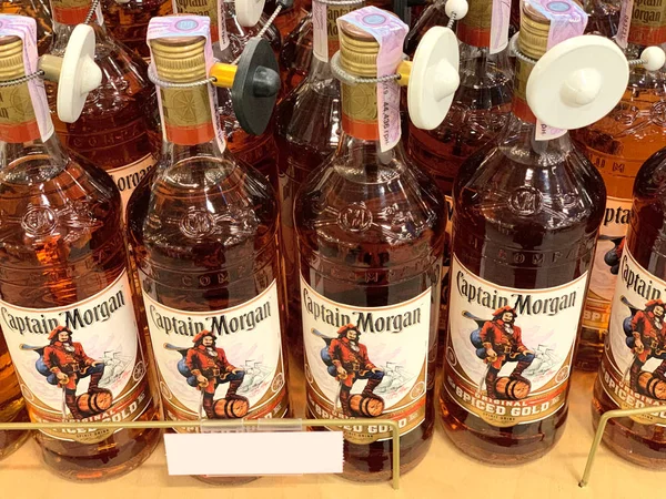 Yüzbaşı Morgan rom rafta, çeşitli şeyler.. 