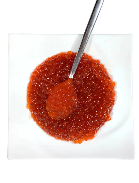 Caviar rojo en un plato aislado . — Foto de Stock