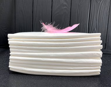 Siyah arka planda tek kullanımlık bebek bezi yığını..