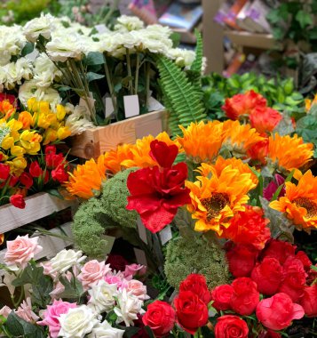 Mağazadaki dekoratif çiçekler..