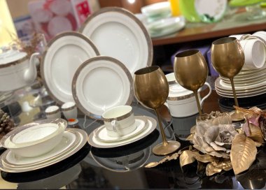 Boş tabaklar masanın üzerinde duruyor..