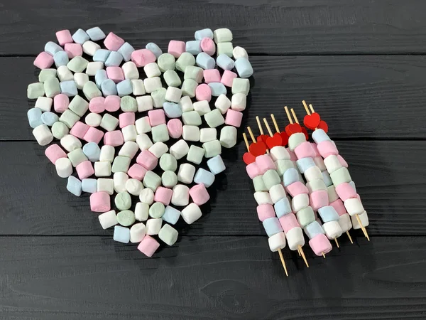 Renkli şekerlemeler kalp şeklinde serilmiş..