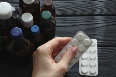 Bir kadın elinde Pills. 