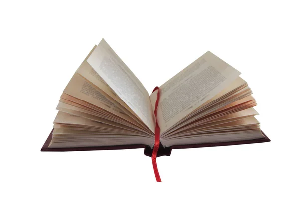 Kırmızı kapaklı, beyaz arkaplan üzerine açık bir kitap.. 